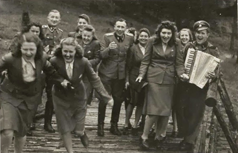 Karl-Hoecker-album-Laughing-at-Auschwitz-(1)d.jpg