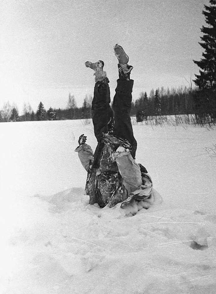 Dead_German_makes_good_signpost_Russia_1942.jpg