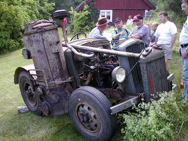 Wood_gasifier_on_epa_tractor.jpg