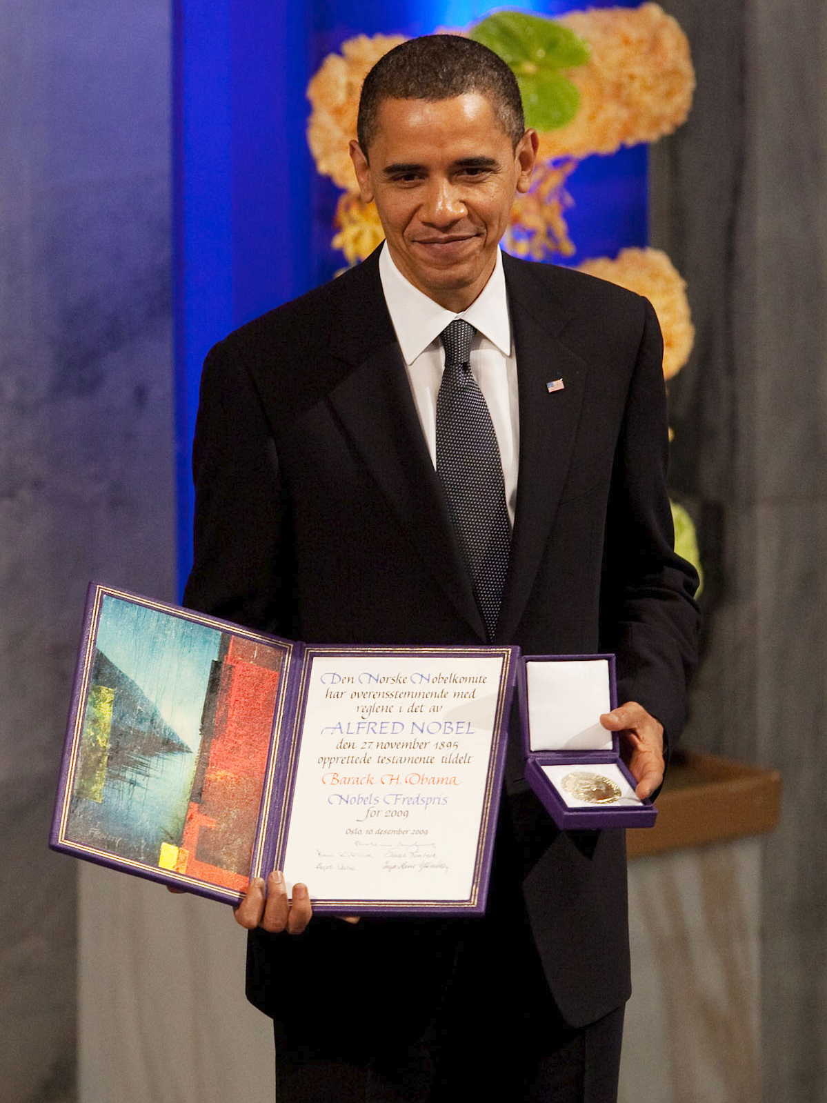 President_Barack_Obama_with_the_Nobel_Prize_medal_and_diploma.jpg