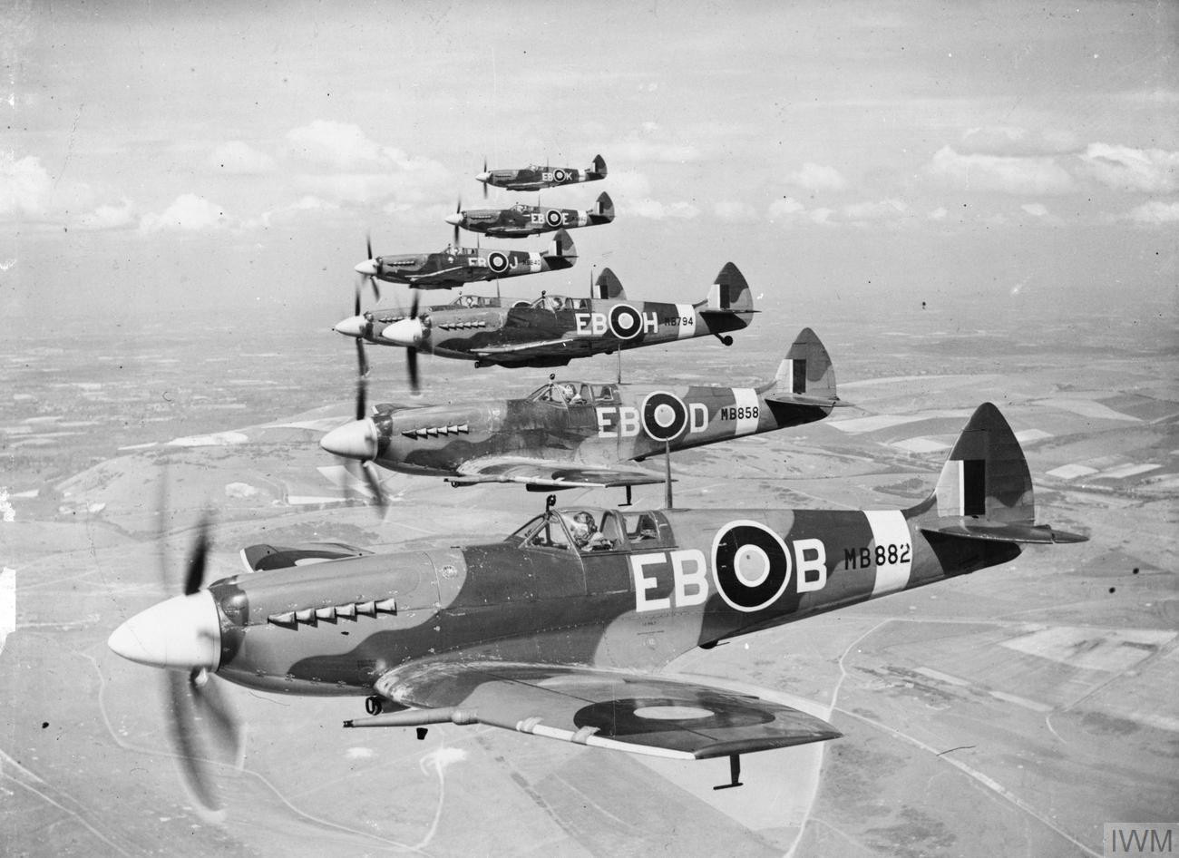 Supermarine_Spitfire_F_Mk_XIIs_of_41_Sqn.jpg